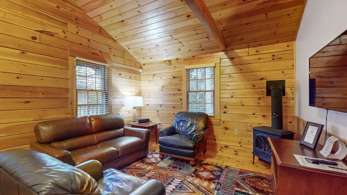 Northport Cabin | Charming two-bedroom dog-friendly cabin w/firepit, near outside activities