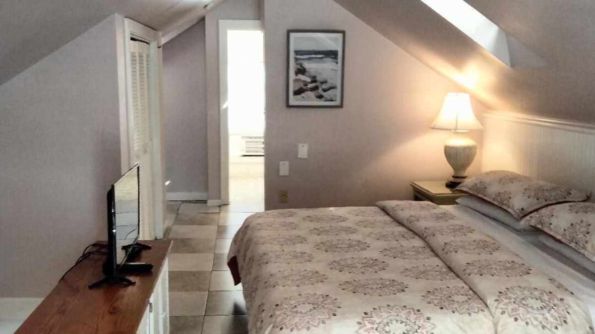 Key West Historic District Bed & Breakfast | Charming two floor 1-bedroom bed & breakfast in fantastic Key West with AC