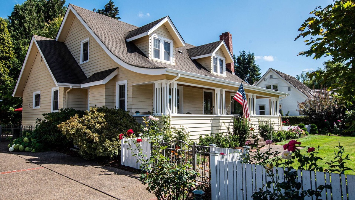Eugene House | Charming Two-story 1940s 4-Bdroom home, 10-15 min. from University of Oregon