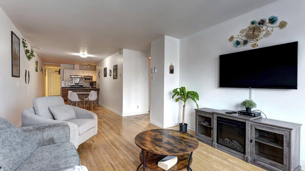 Francois-Perrault Apartment | Charming unit with Balcony - Near Highway 40