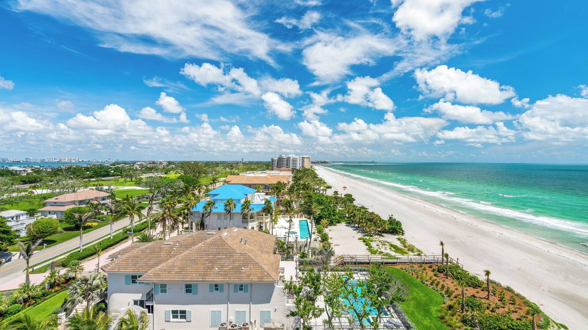 Longboat Key Condo | Charming upper floor condo with Pool, Hot Tub, Tennis Courts and Fitness Center