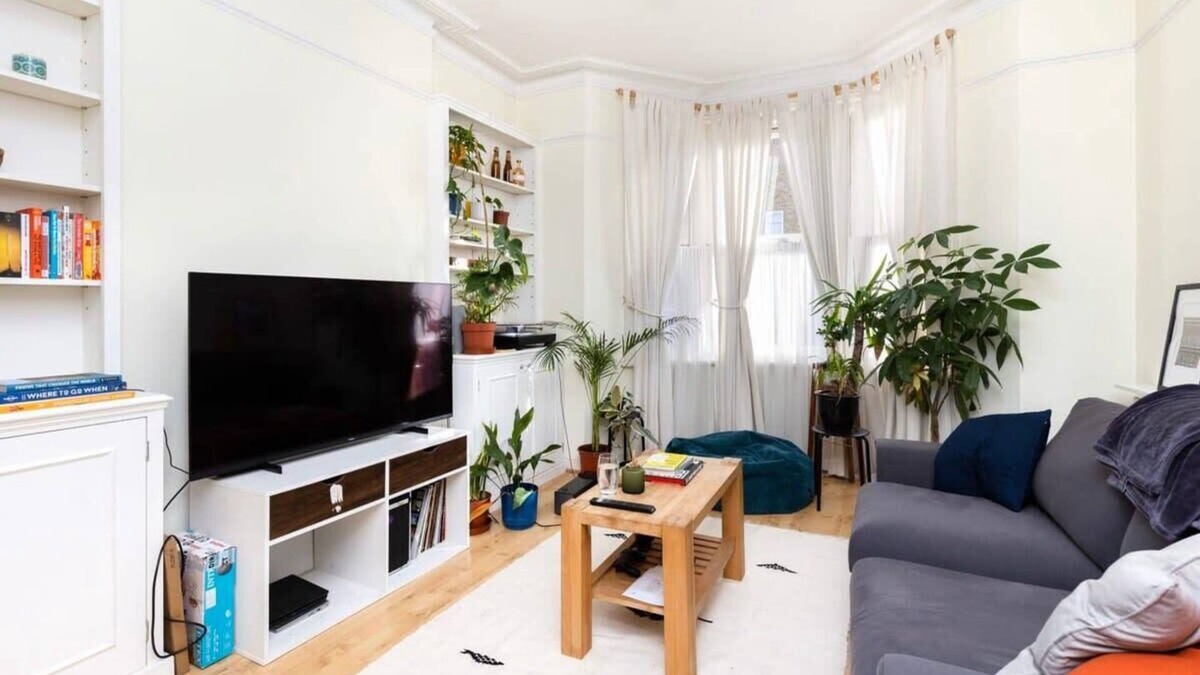 Penge Apartment | Charming Victorian 1BR Retreat in London