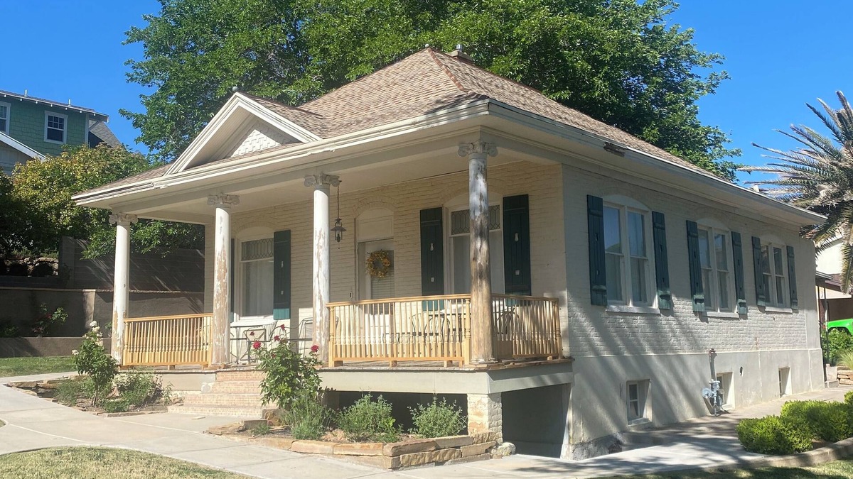 St. George Cottage | Charming Victorian Cottage - historic district. Nice view, quiet neighborhood.