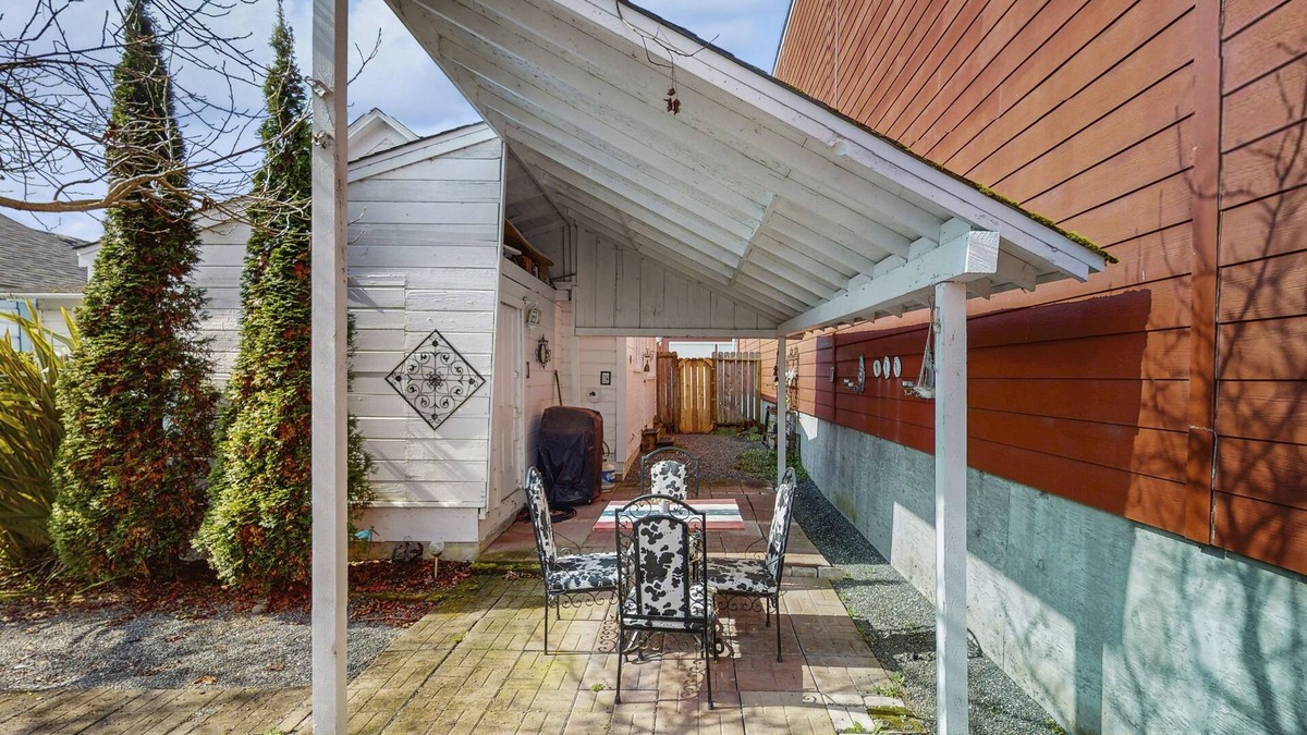 Ferndale House | Charming Victorian gem with 11-foot ceilings, patio area & washer/dryer