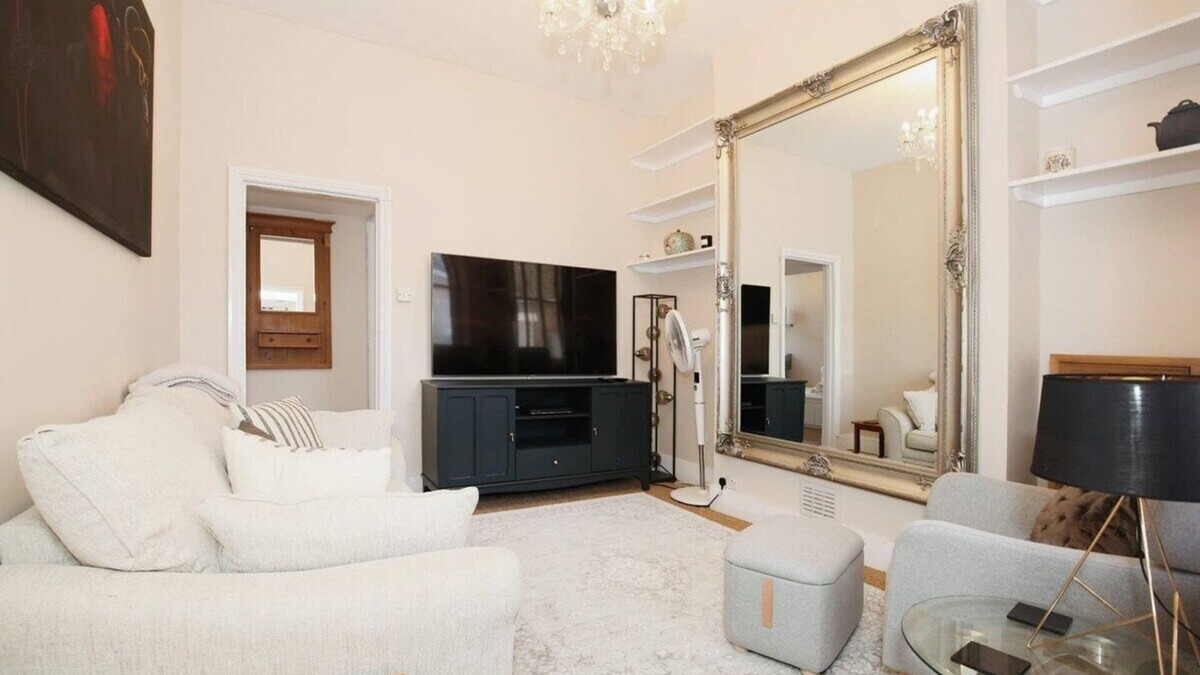 Golborne Apartment | Charming Victorian Home in Westminster