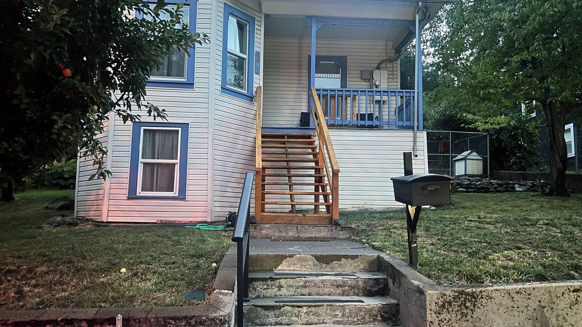 Dunsmuir House | Charming Victorian style, updated 2-bedroom house with AC in charming Dunsmuir