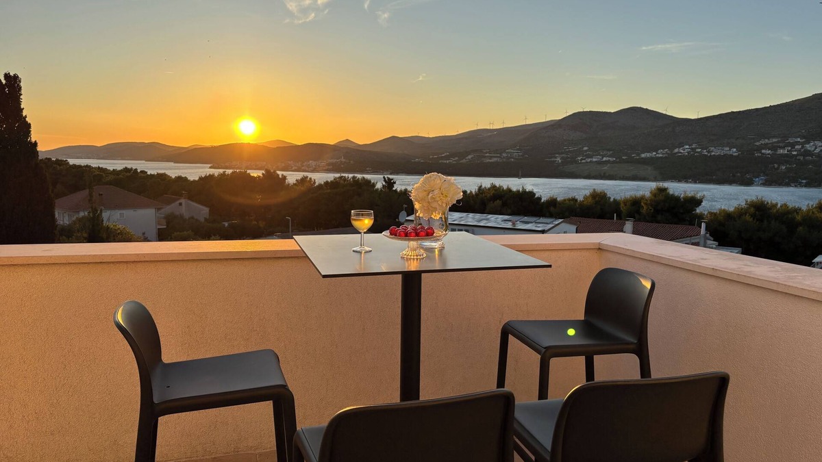 Okrug Donji Villa | Charming villa LeANN with stunning garden