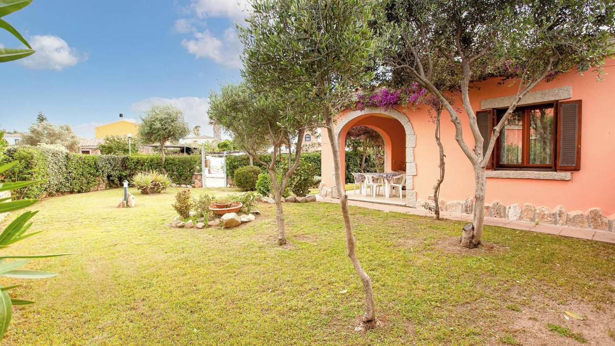 San Teodoro City Centre Villa | Charming Villa "Mery" with Patio & Garden