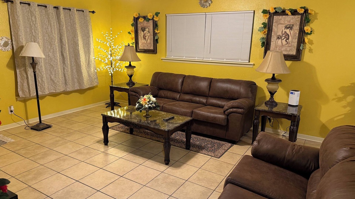 Brownsville House | Charming Vintage and Cozy Getaway – 3BR/2BA
