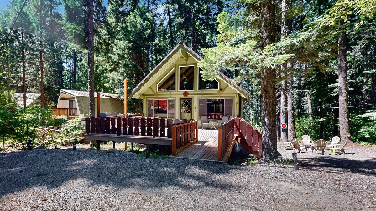 Roslyn Ridge Cabin | Charming vintage lodge with fireplace, deck & grill - walk to Lake Cle Elum