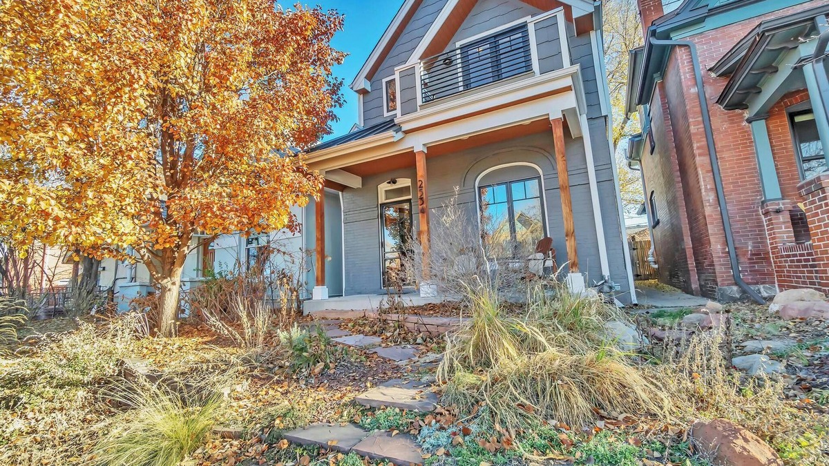 Whittier House | Charming Walkable Victorian 3-bedroom home in Denver