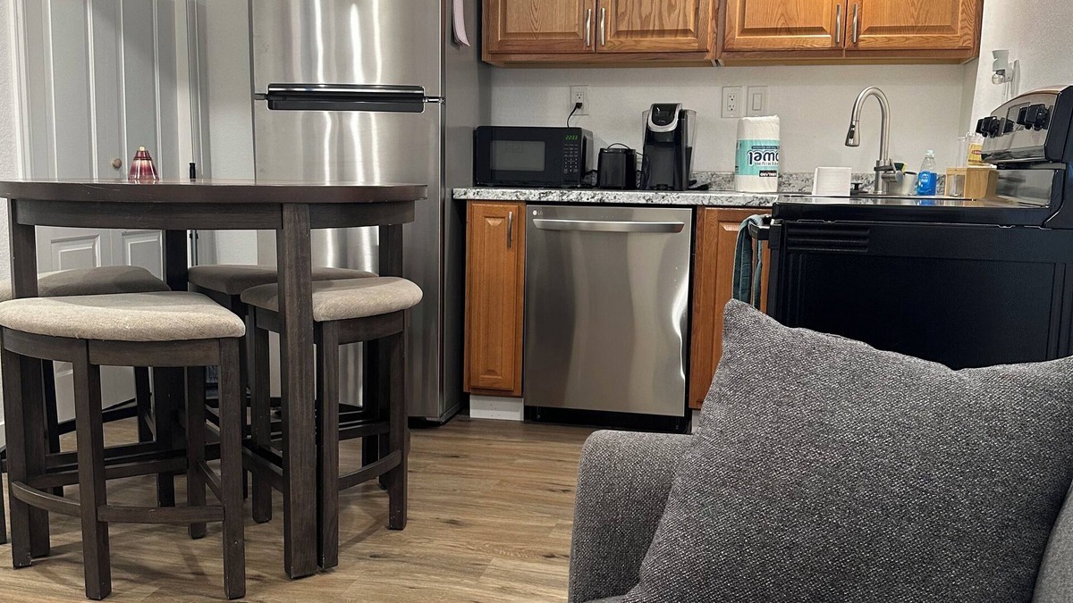 Aurora Apartment | Charming walkout basement in a beautiful Murphy Creek Golf course neighborhood.