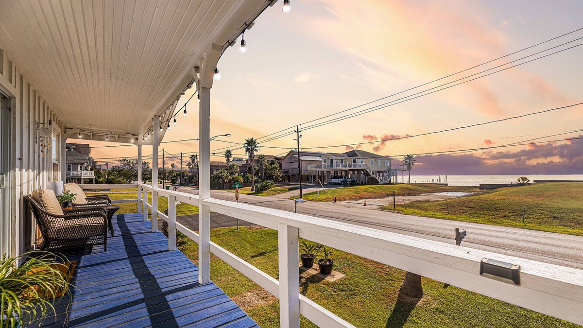 El Lago House | Charming water view bungalow.