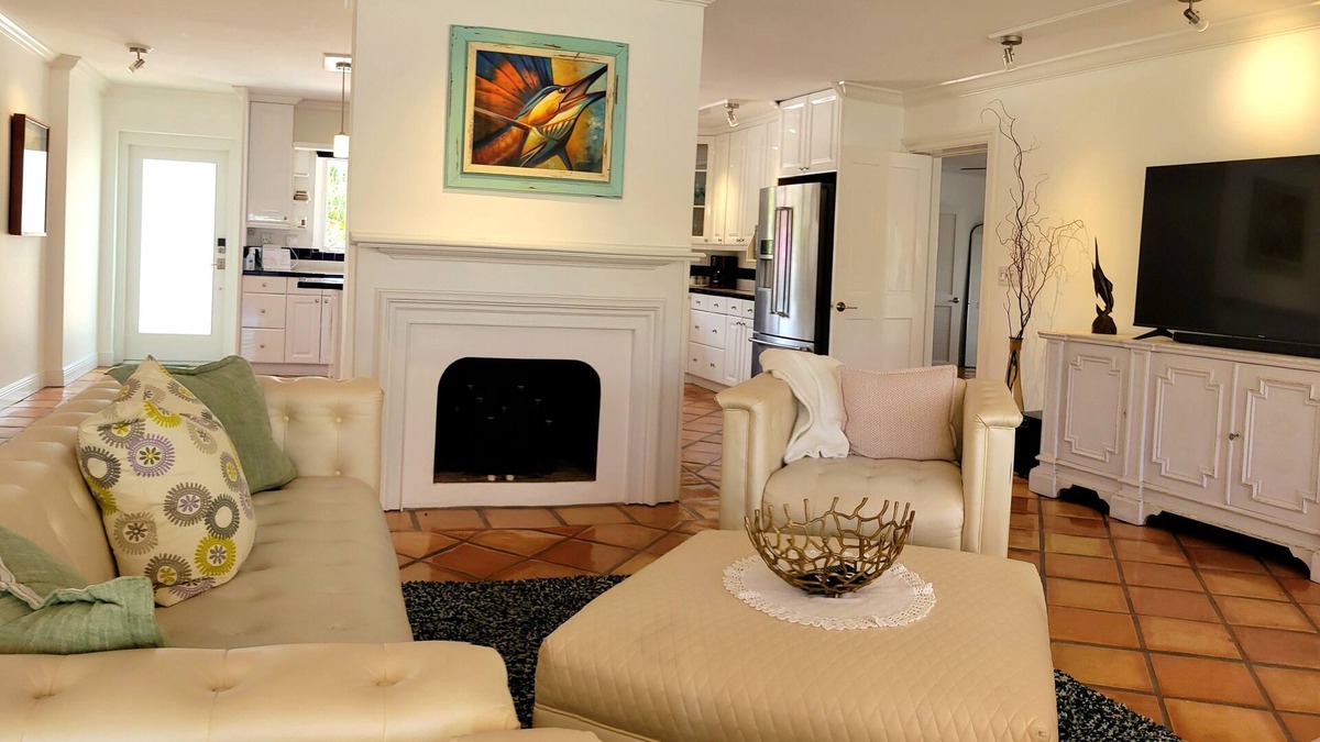 Pompano Beach House | Charming waterfront house with 3-bedrooms, 3-full bathrooms and pool