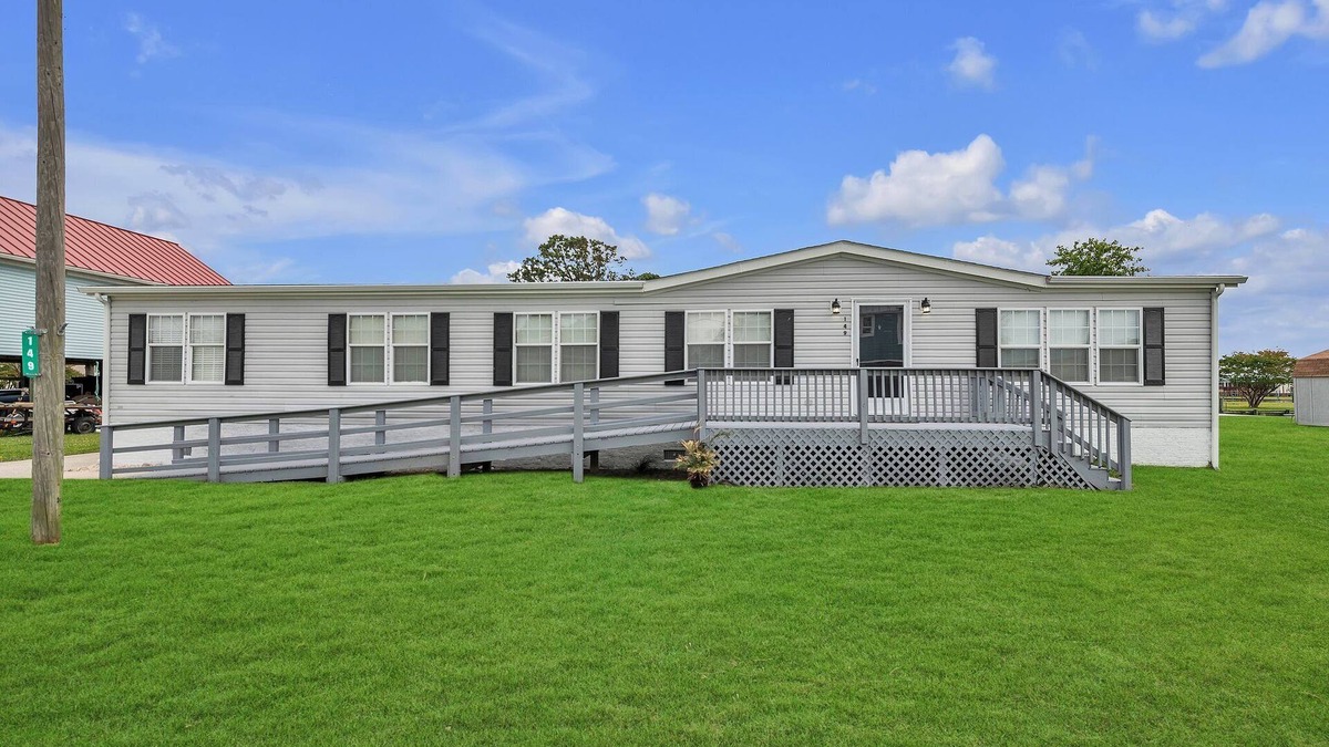 Grandy House | Charming waterfront 3-bedroom house