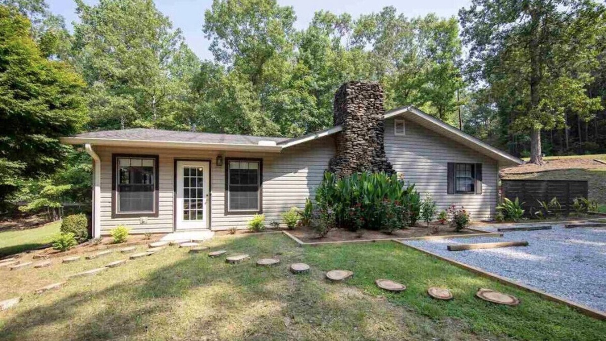 Rockford House | Charming Waterfront Cottage on Lake Mitchell