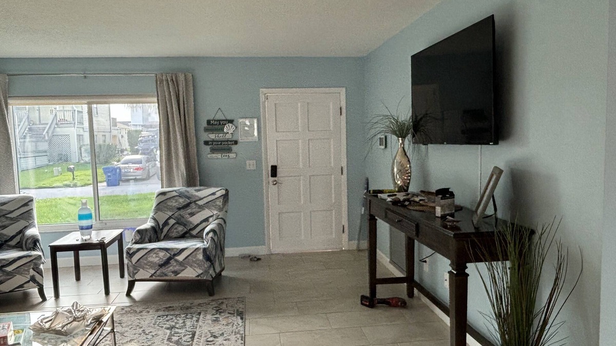 Hudson House | Charming waterfront escape 2-bedroom house with WiFi, AC in lovely Hudson