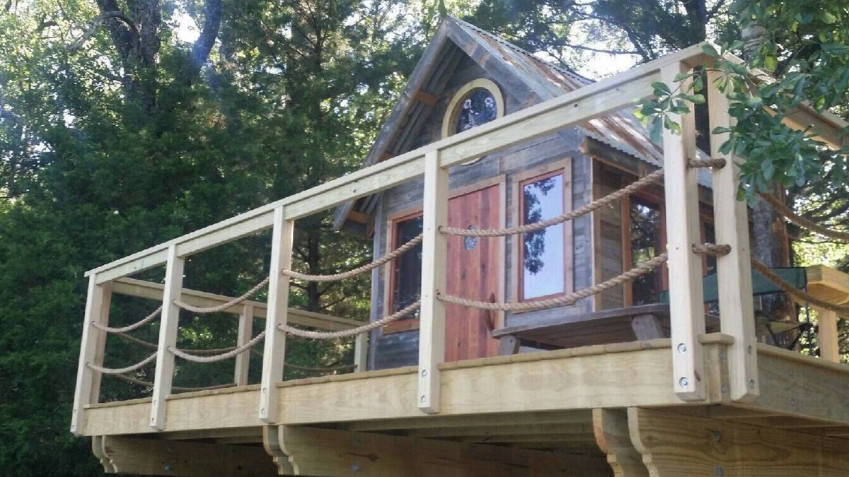 Elmo Resort | Charming Waterfront Tree House in Kaufman