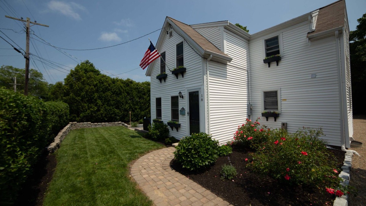 Hyannis House | Charming 'Waterfront District 'Home in the Heart of Hyannisport.