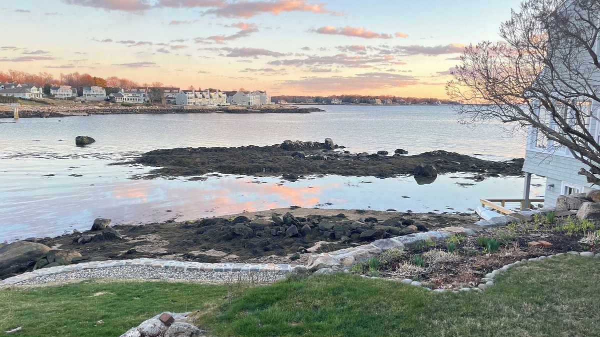 Gloucester Apartment | Charming Waterfront 1 bedroom apartment in wonderful E. Gloucester with WiFi, AC