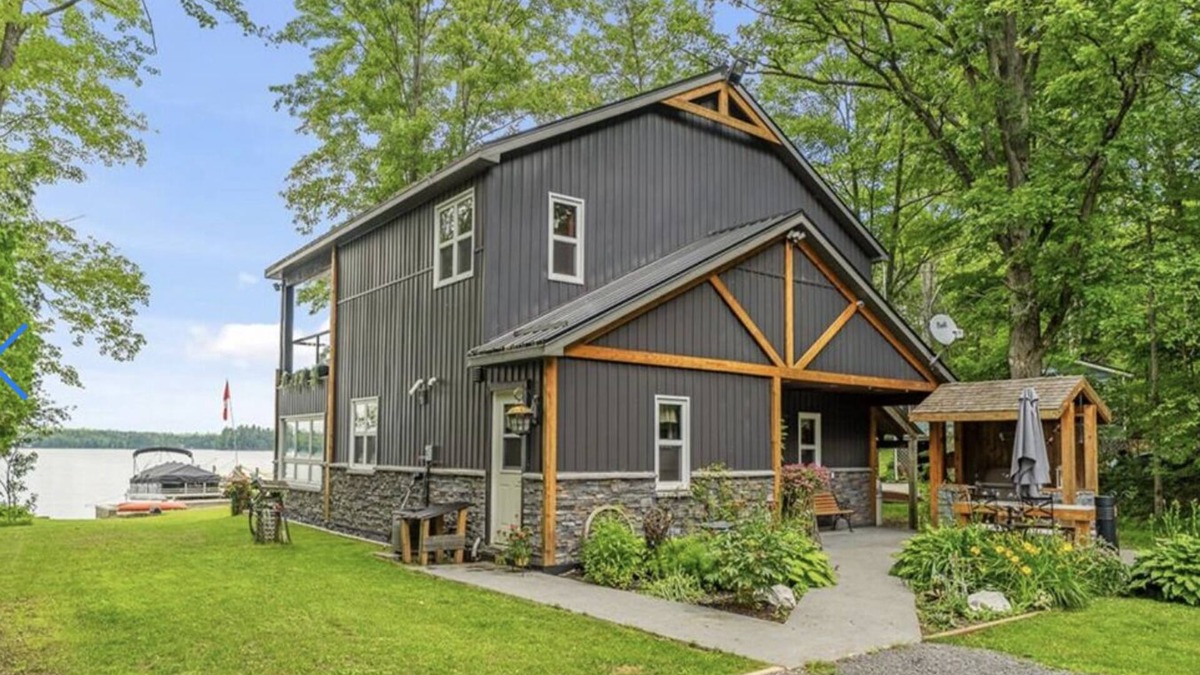 Frontenac Cottage | Charming waterside retreat located on Bob's Lake with games room!