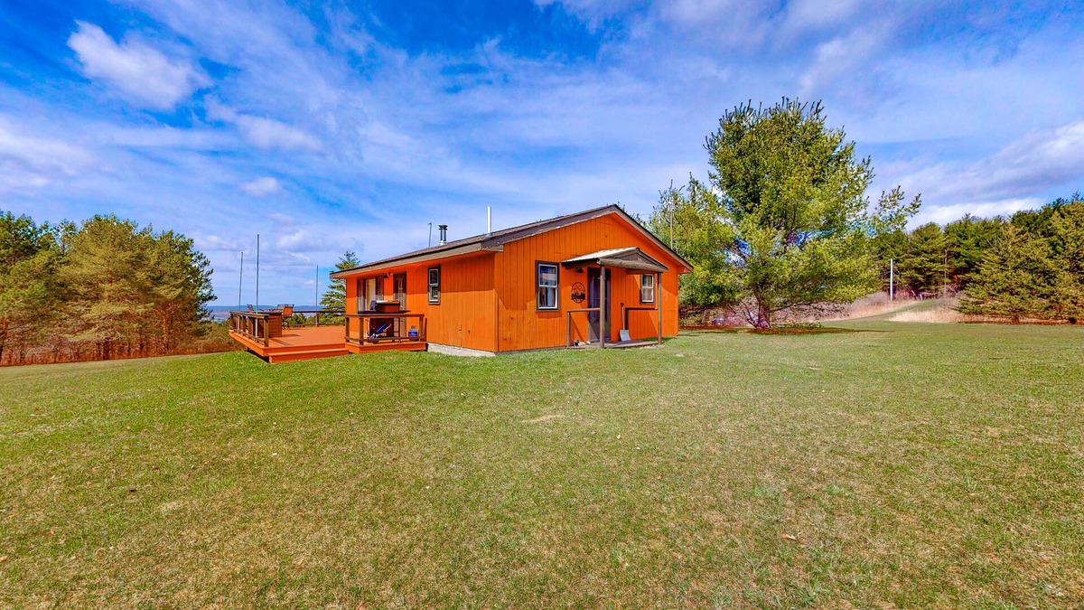 Watkins Glen House | Charming wilderness cabin with a scenic deck, grill, & arcade game