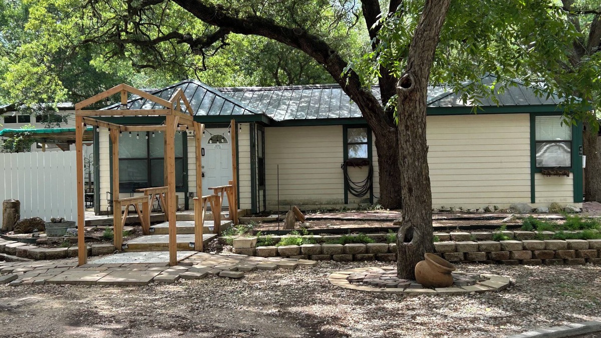 San Marcos House | Charming Yellow 1-bedroom house San Marcos Room service available! dog friendly