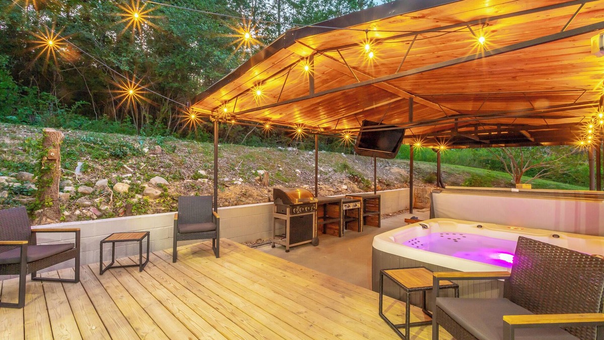Stuart Heights - Rivermont House | Charming1-level home located minutes from the North Shore with PRIVATE HOT TUB!