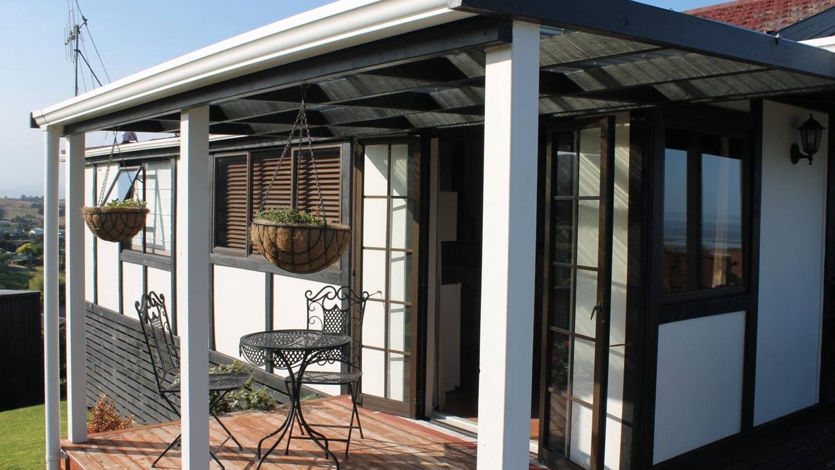 Thames Bed & Breakfast | Chartre' Manor Bed & Breakfast