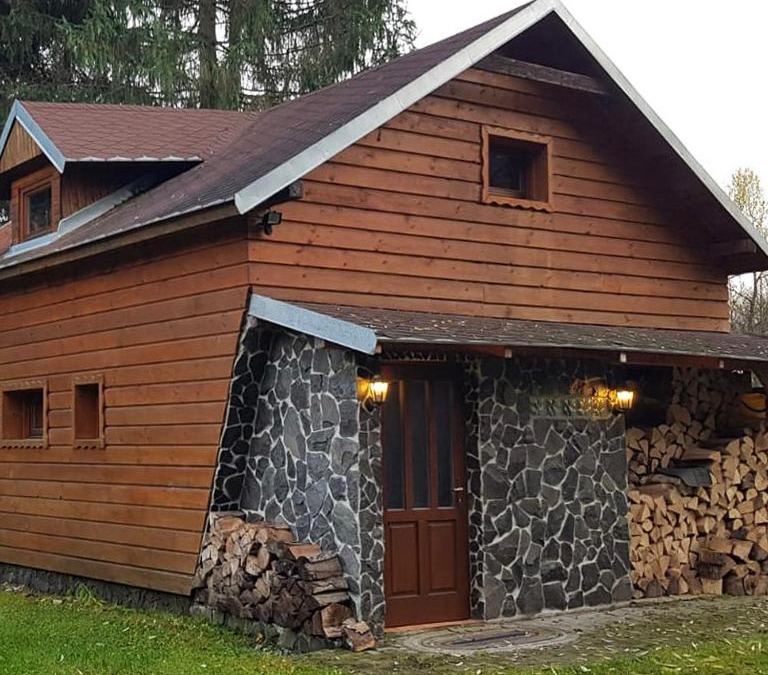 Valaska House | Chata pod skalou