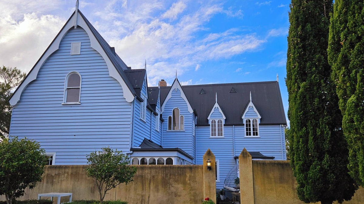 Blackmans Bay House | Chateau by the Bay! Storybook retreat 15 mins from Hobart, with cozy Dome Lounge