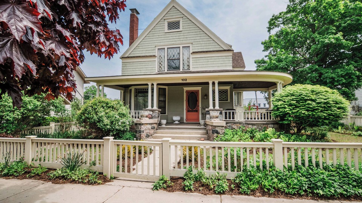 Charlevoix House | Chateau Charlevoix, Spacious Downtown Charlevoix Home – Perfect for Families & Weddings
