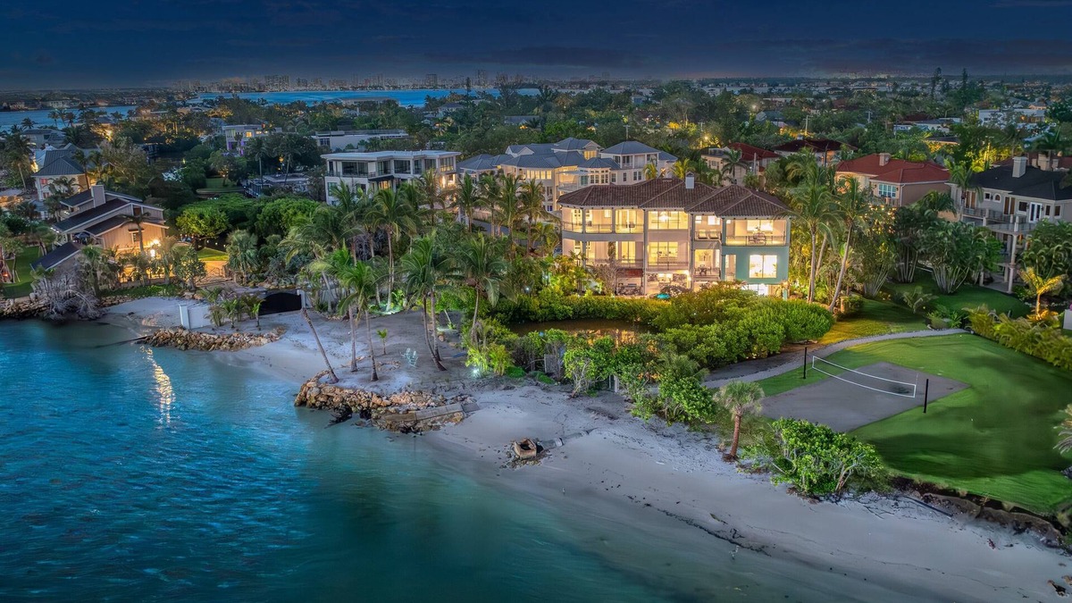 Siesta Key House | Chateau de la Siesta | Private Beachfront, Lagoon Pool, Lanai Bar & Stunning Gulf Views