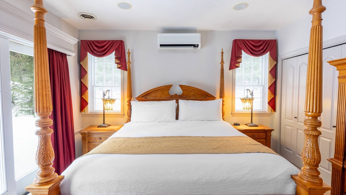 Bartlett House | Chateau Grand Master Suite – Private Summer Pool, Cozy Fireplace, Patio with Gas Grill & Stunning Vi