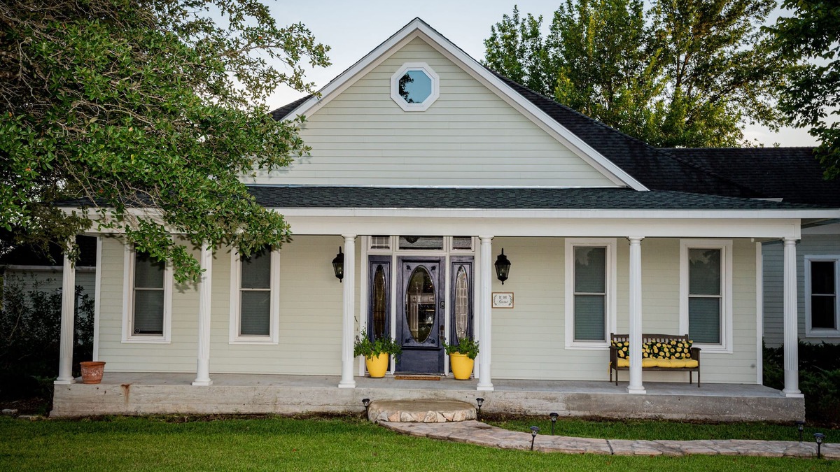 Chappell Hill House | Chateau Relaxo - Farmhouse on 19 acres, Pool + pool house + Games, Sleeps 20