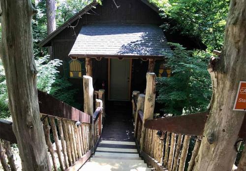 Eureka Springs Apartment | Chateau Treehouse #11 @ Oak Crest Cottages and Treehouses