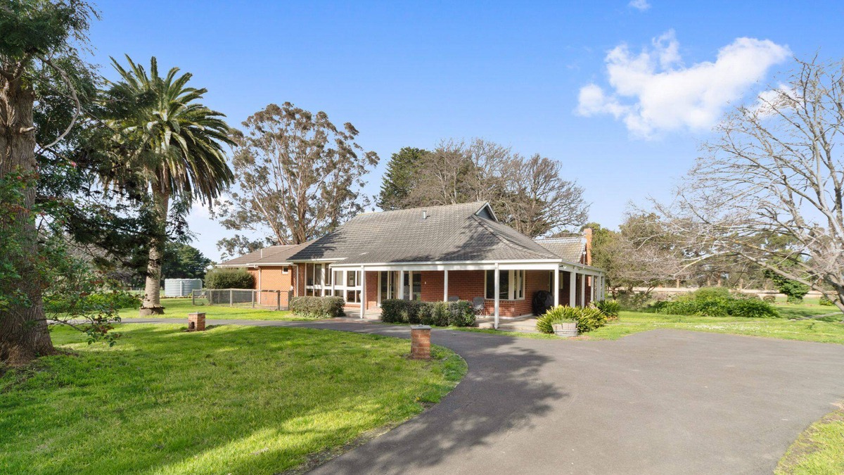 Balnarring House | Chatsworth Park: 4 BR, 2 BA House in Balnarring, Sleeps 10