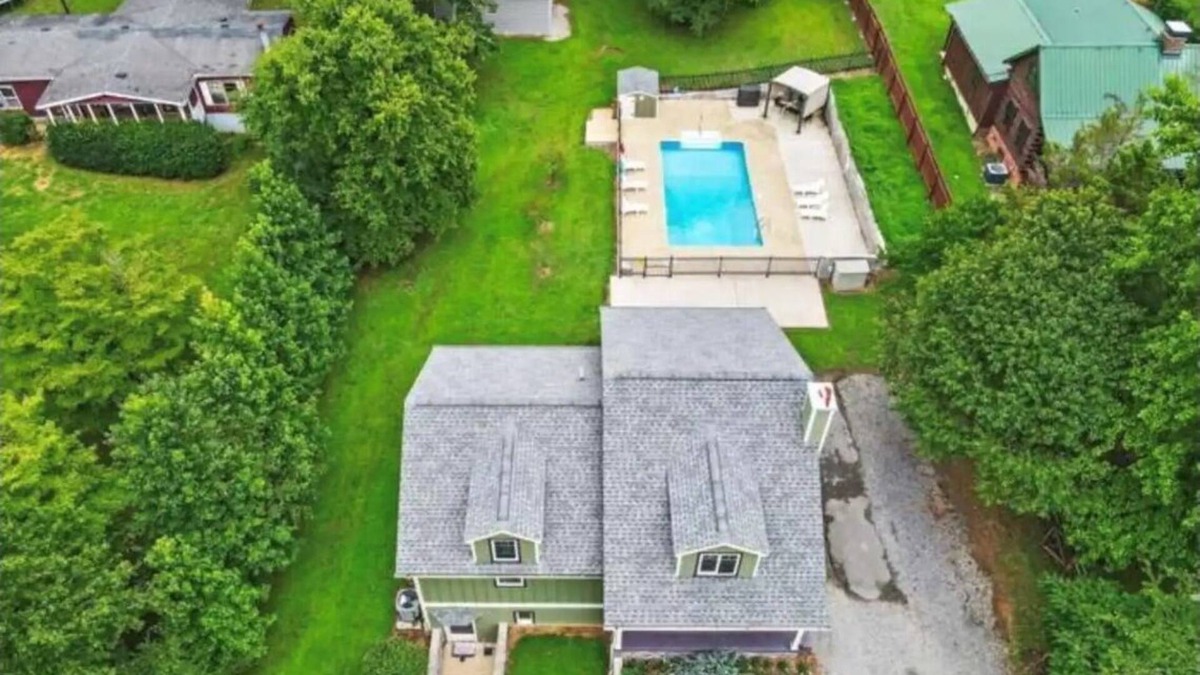 McDonald House | Chattanooga Country Home + Large Pool + Firepit + Ping Pong Table + WiFi+SmartTV