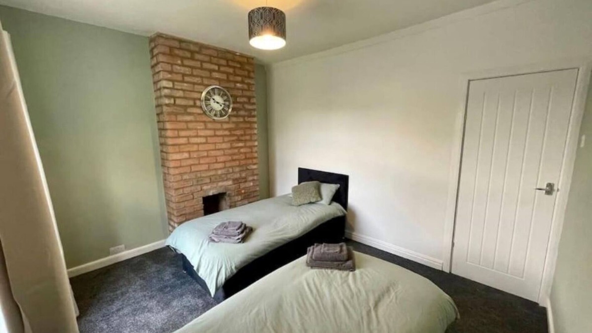 Hull House | Cheap & Cosy 2-Bed Home Near Hull City Centre
