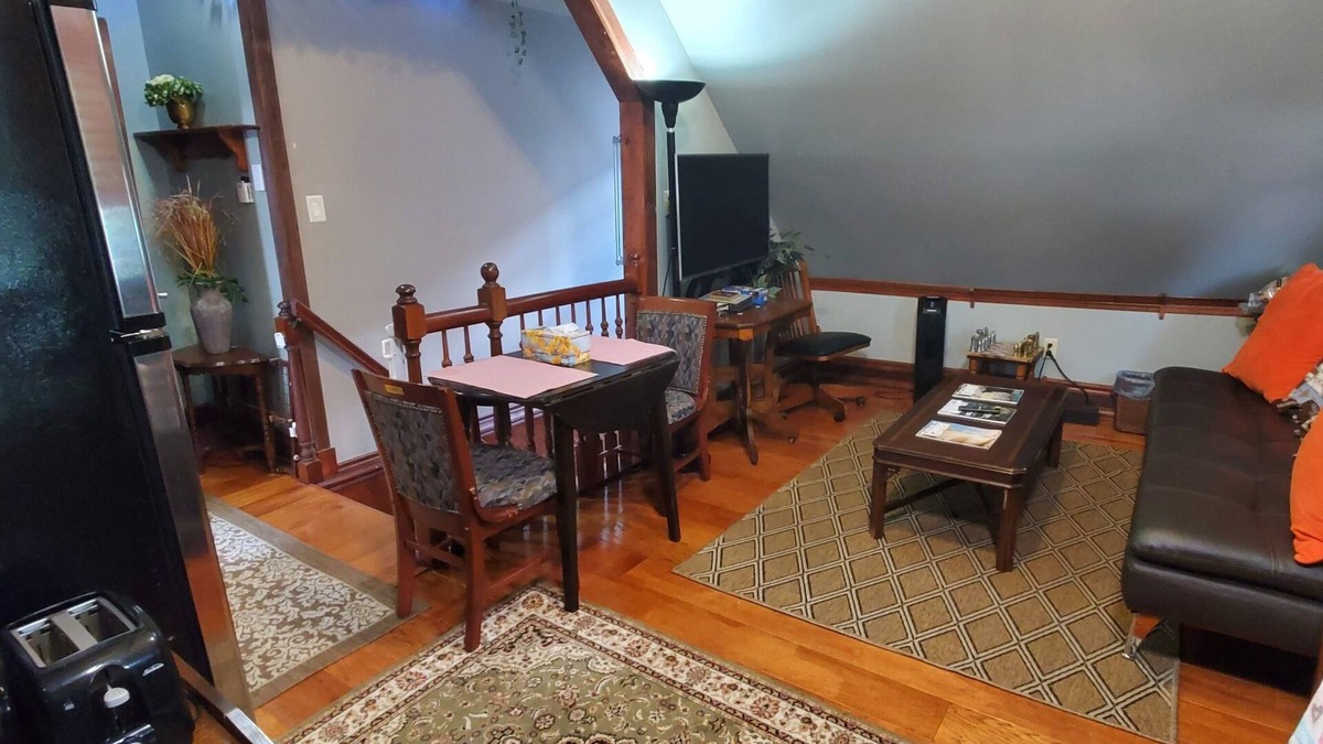 Near Eastside House | Cheerful 1 Bedroom Loft with On-site Parking