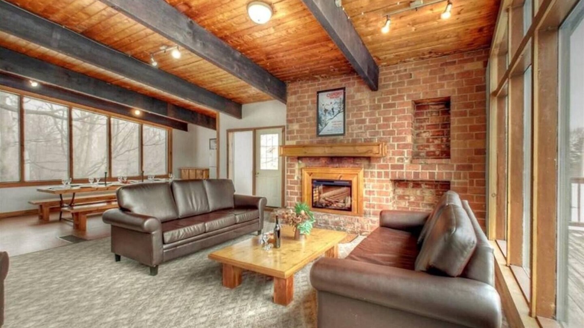 The Blue Mountains Ski Chalet | Cheerful 12-Bedroom Gem in Blue Mountain