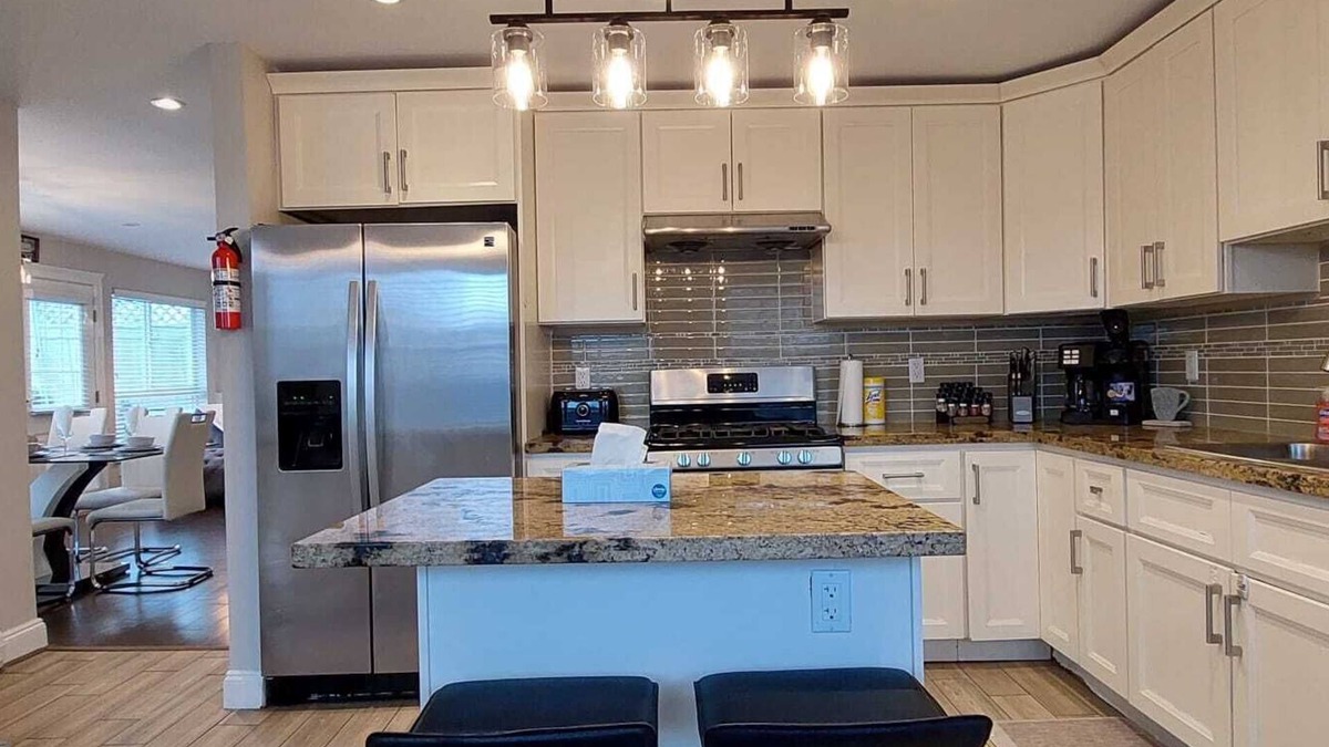 Hastings House | Cheerful 1600 s.f. ground level home with 3bd/2bath - onsite free parking