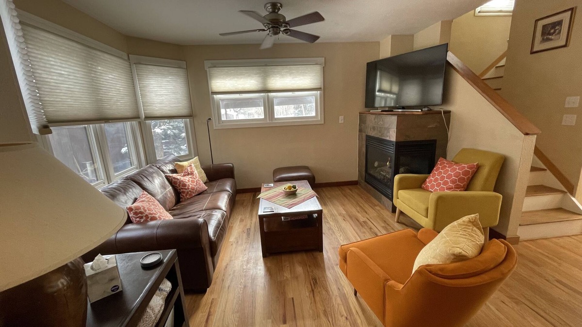 Downtown Condo | Cheerful 2 Bdrm/1.5 Bath Pearl St. Condo