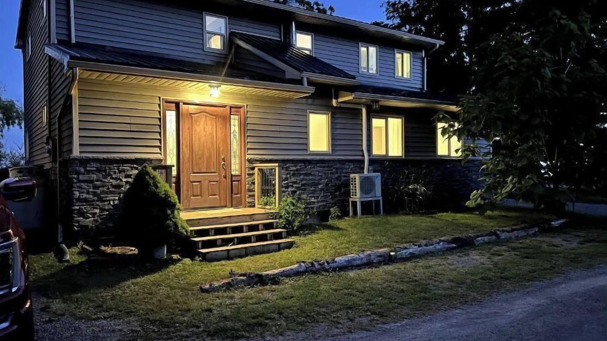 Quinte West House | Cheerful 2-bedroom Waterfront Cottage