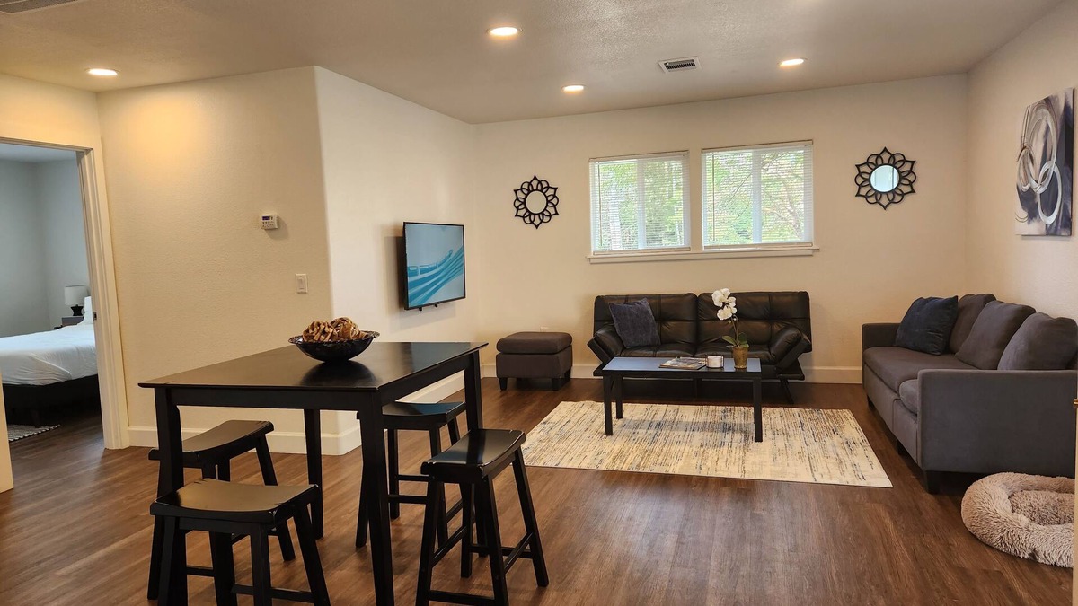 McKinleyville Cottage | Cheerful 2-bedroom cottage with patio