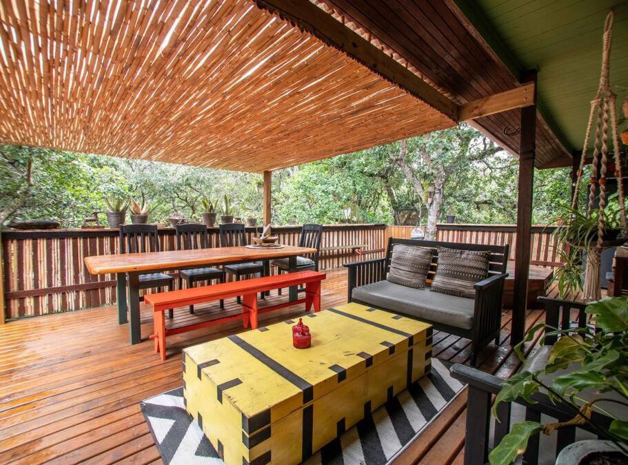 Sedgefield House | Cheerful 2 bedroom Cabin nestled in the trees