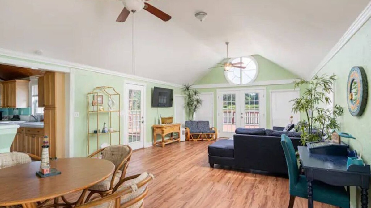 Los Fresnos Cottage | Cheerful 2 Bedroom Cottage with fishing deck!