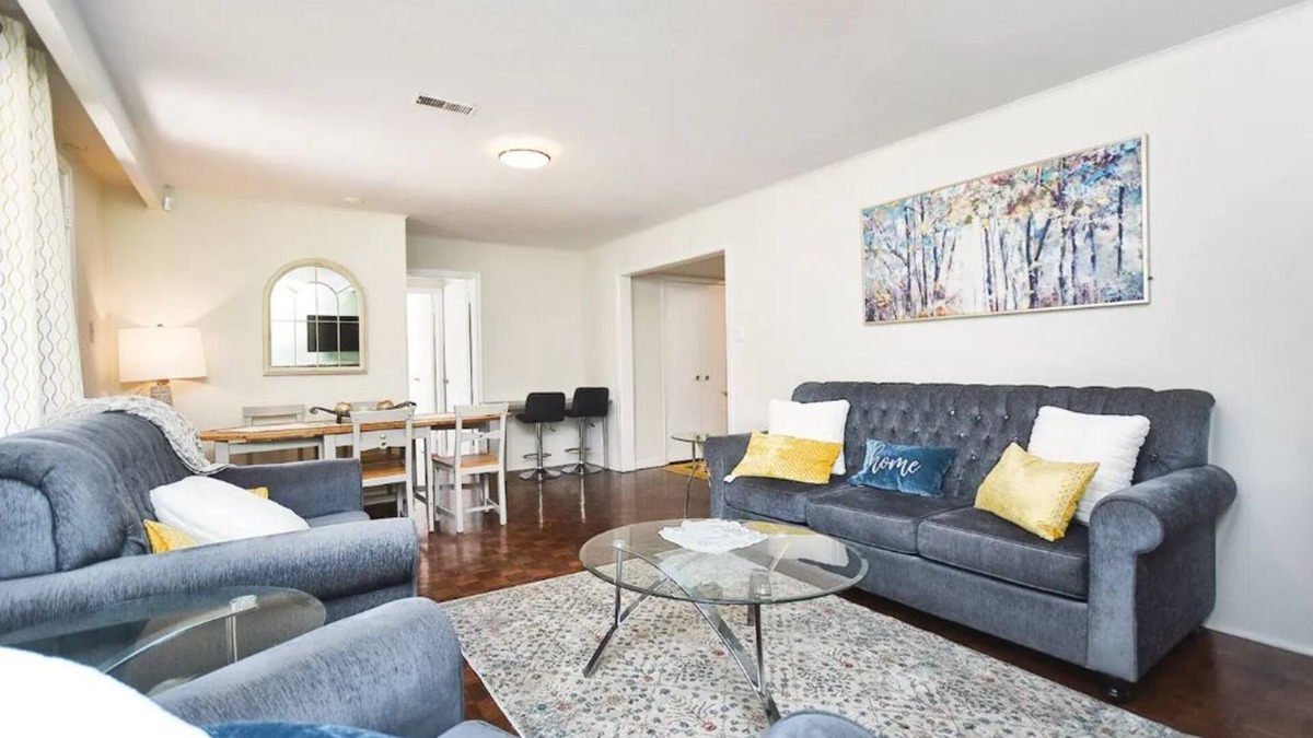 York Mills Apartment | Cheerful 2 bedroom home close to York mills Subway, Free parking