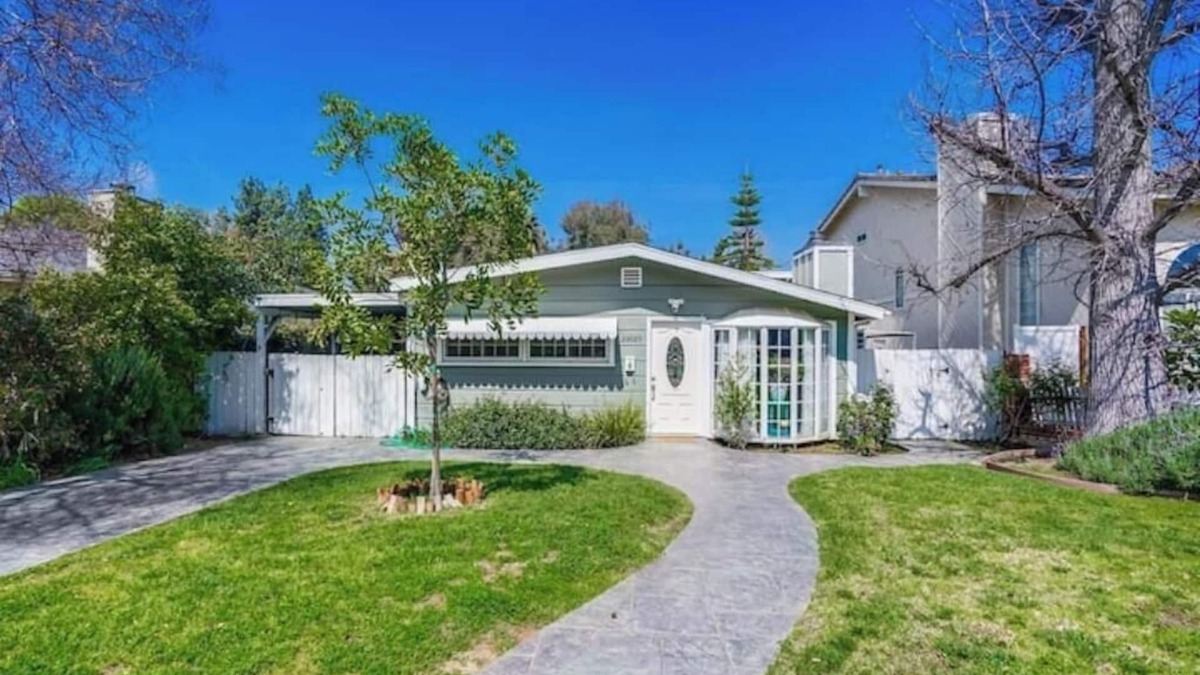 Woodland Hills House | Cheerful 2 bedroom home with free parking