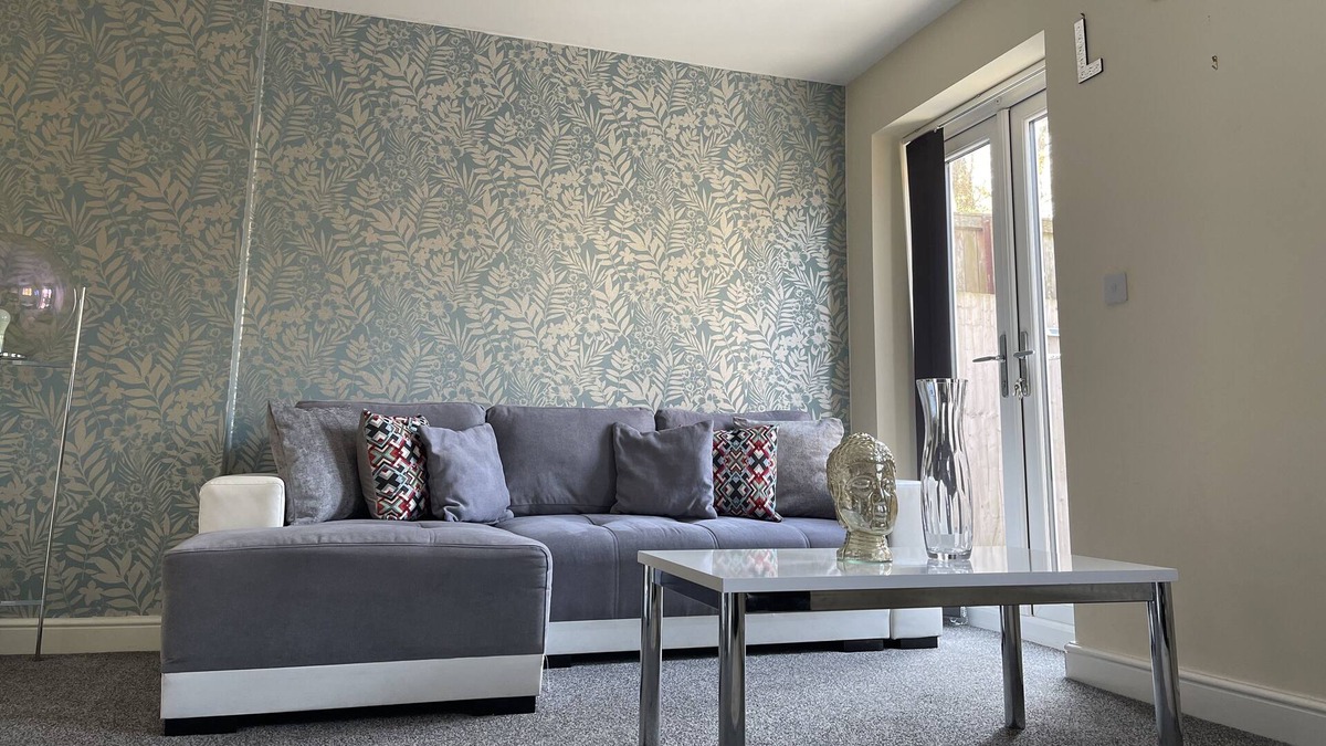 North Shore House | Cheerful 3 Bed Town-House with Hot Tub